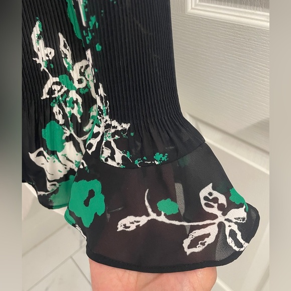 Violet & Claire Black/Green Floral Blouse Pleated With Ruffles 3/4 Sleeves Sz S - Picture 9 of 15